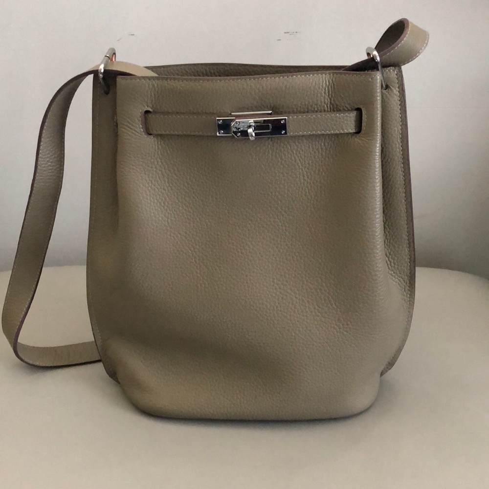 Beige purse with clasp, like new, great condition